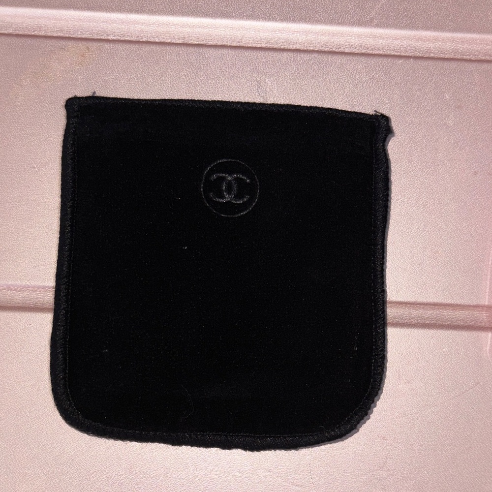 CHANEL Lavender Compact with Black Case - Picture 4 of 4